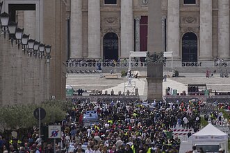Ludzie z całego świata oddają hołd zmarłemu papieżowi Franciszkowi