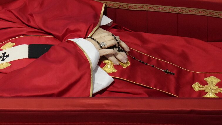 Kapelionas Kazlauskas – apie popiežių dengsiančią skepetą ir kas bus įdėta į karstą