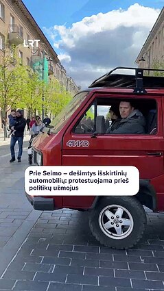 Prie Seimo rūmų Vilniuje – kelios dešimtys išskirtinių automobilių