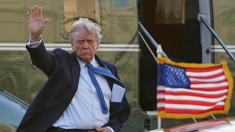 Trumpam susitikęs su Zelenskiu, Trumpas dar kartą pasipiktino Rusijos smūgiais Ukrainai