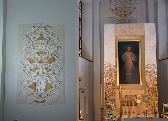 Wnętrze sanktuarium wizerunku "Jezu, ufam Tobie" w dawnym kościele pw. Świętej Trójcy w Wilnie