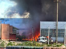Sostinėje dega šiukšlių perdirbimo gamykla Sostinėje dega šiukšlių perdirbimo gamykla