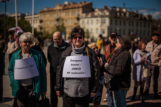 Vilniuje protestuojama prieš valdančiųjų siūlomą NT mokestį Vilniuje protestuojama prieš valdančiųjų siūlomą NT mokestį