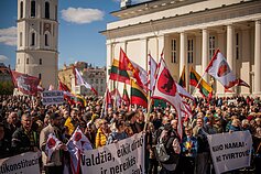 Vilniuje protestuojama prieš valdančiųjų siūlomą NT mokestį Vilniuje protestuojama prieš valdančiųjų siūlomą NT mokestį