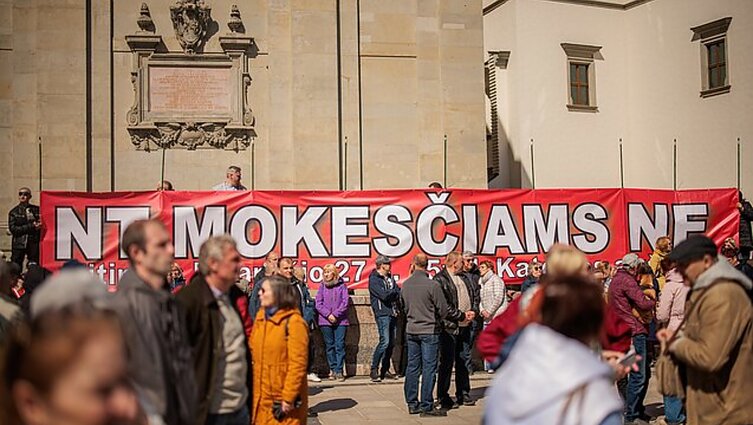 Gyventojai sostinėje susirinko protestuoti prieš siūlomą visuotinį NT mokestį