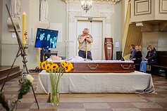 Vilnuje atsisveikinama su kunigu Antanu Saulaičiu