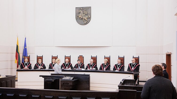 Po KT sprendimo – galvosūkis Seimui, kaip reglamentuoti tos pačios lyties porų santykius