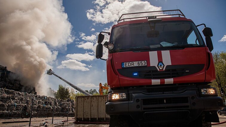 Atliekų perdirbimo gamykloje ugniagesiai dirbo visą naktį: fiksuoja smulkų smilkimą
