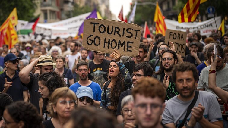 „Turistai, eikite namo! Sveiki, pabėgėliai!“: besilankantys Barselonoje pasitikti protestu