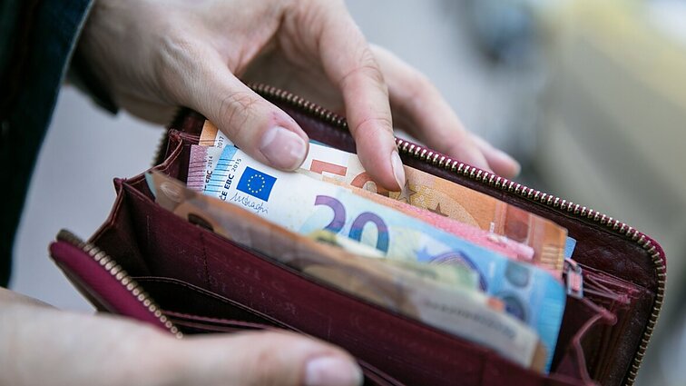 Visuomenininkai ragina nuo NT mokesčio atleisti pensininkus, neįgaliuosius, vienišus tėvus