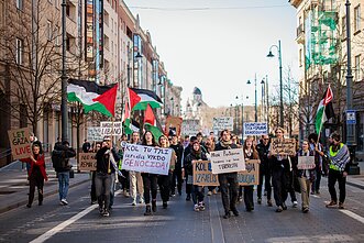 Keli šimtai žmonių šeštadienį Vilniuje dalyvavo Palestinos palaikymo akcijoje. Keli šimtai žmonių šeštadienį Vilniuje dalyvavo Palestinos palaikymo akcijoje.