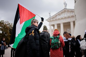 Solidarumo su palestiniečiais akcija: Vilniuje virš 100 žmonių susirinko į tylos eiseną Solidarumo su palestiniečiais akcija: Vilniuje virš 100 žmonių susirinko į tylos eiseną