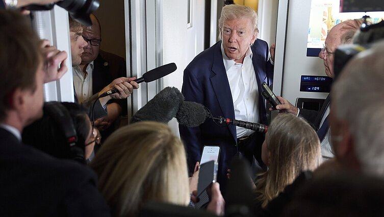 Trumpas stebina vykdomųjų įsakų leidimo tempu – jau pasirašė daugiau nei 100