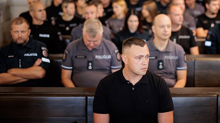 Dar kartą atverčiama moters nužudymu kaltinamo policininko byla: teismas kartos tyrimą