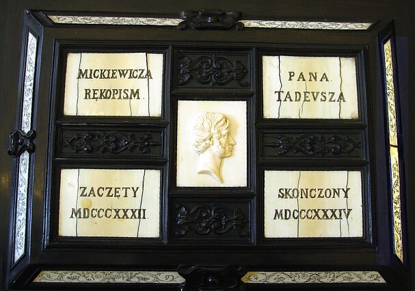 Wieko hebanowej szkatuły przeznaczonej do przechowywania manuskryptu Pana Tadeusza. Dzieło rzeźbiarza Józefa Brzostowskiego z 1873 roku