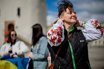 Paramą Ukrainai išreiškė susikibdami rankomis