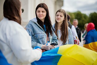 Paramą Ukrainai išreiškė susikibdami rankomis
