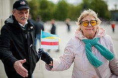 Paramą Ukrainai išreiškė susikibdami rankomis