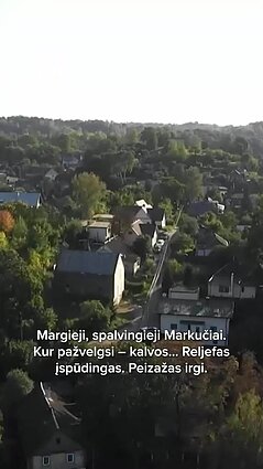 Markučiai: šalia namo už milijoną – šimtametis lauko tualetas ir kudakuojanti vištidė