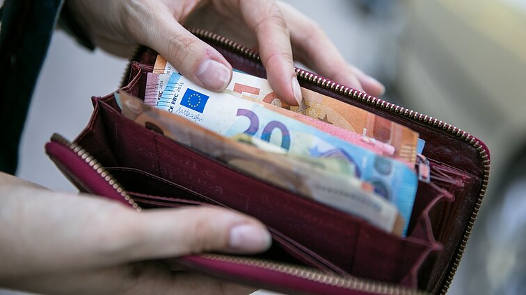 „Pirmiausia susimokėk pats sau“: ekonomistė pataria, kaip universaliai taupyti