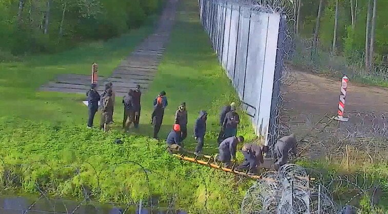 Fiksavo migrantų bandymą brautis iš Baltarusijos: į pareigūnus laidė akmenis, iškeikė