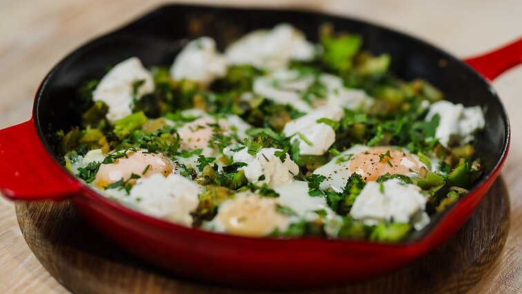 Pusryčiams – populiarioji šakšuka su žaliosiomis daržovėmis ir rytietiškais prieskoniais