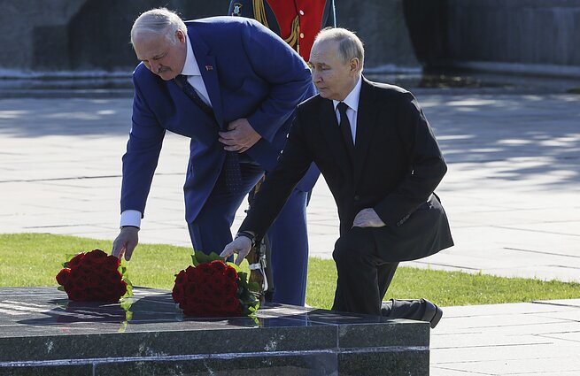 Александр Лукашенко (слева) и Владимир Путин