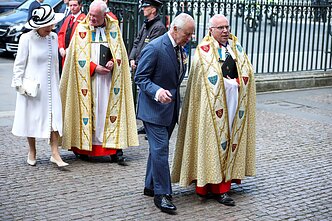 Karalius Karolis III ir karalienė Kamila atvyksta į Vestminsterio abatiją dalyvauti padėkos pamaldose, kurios Pergalės dienos metinių minėjimo Londone dalis Karalius Karolis III ir karalienė Kamila atvyksta į Vestminsterio abatiją dalyvauti padėkos pamaldose, kurios Pergalės dienos metinių minėjimo Londone dalis
