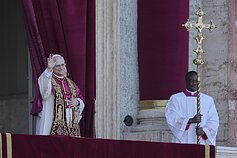 Papież Leon XIV udziela błogosławieństwa