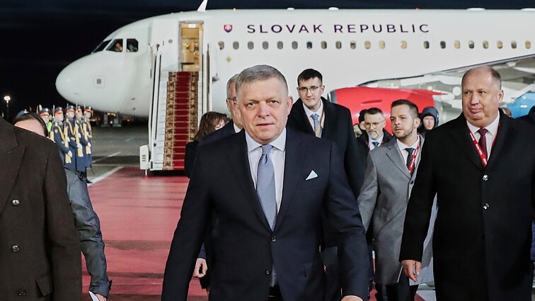 Į Maskvą ilgiau dėl Lietuvos draudimo skridęs Fico piktinasi – sujaukta jo darbotvarkė