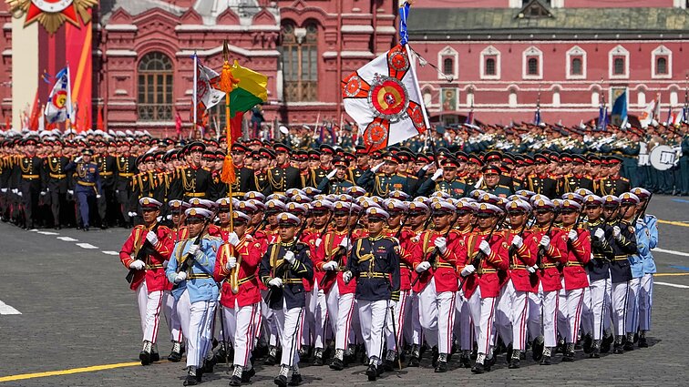 Maskva demonstravo dronus, kuriais puola Ukrainą: žygiavo ir kitų šalių kareiviai
