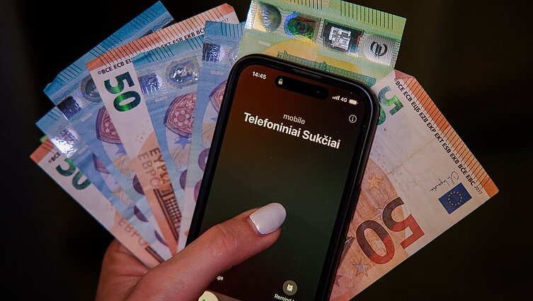 Gobšumas neįtikėtinas: sukčiams ir toliau pavyksta iš gyventojų išvilioti didžiules sumas
