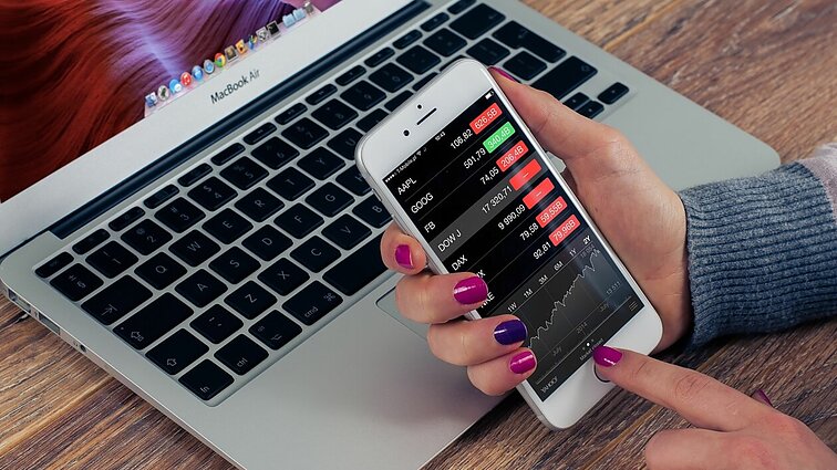 Pinigus įdarbina kas antras: tarp Baltijos šalių – lietuviai investuoja daugiausiai