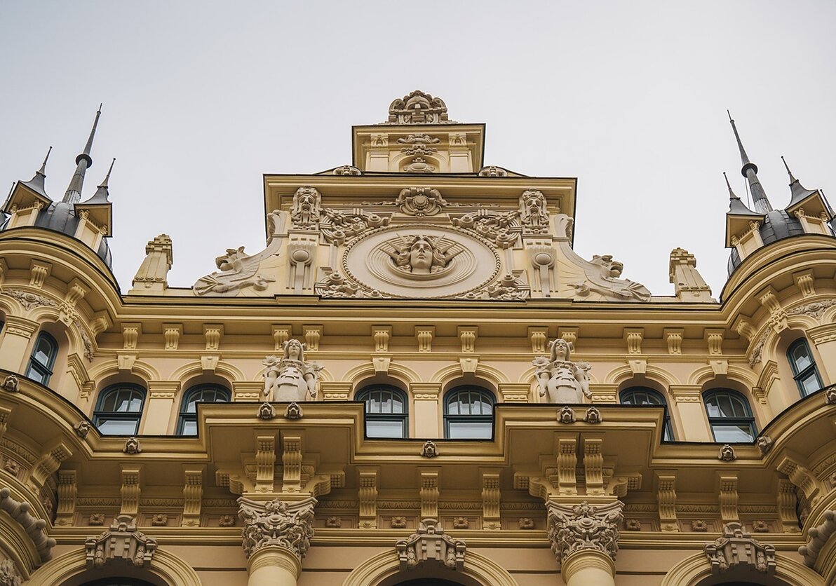 Populiariausiųjų lankytinų vietų Rygos senamiestyje sąraše yra ir Juodagalvių namai, Šv. Petro bažnyčia bei Art Nouveau architektūros paveldas