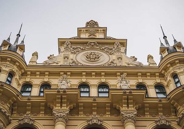 Populiariausiųjų lankytinų vietų Rygos senamiestyje sąraše yra ir Juodagalvių namai, Šv. Petro bažnyčia bei Art Nouveau architektūros paveldas