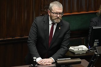 Grzegorz Braun, który w trakcie obchodów święta Chaunki używając gaśnicy, zgasił i uszkodził świecznik żydowski