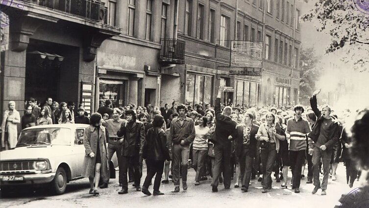 „Susitaikyti su neteisybe negalėjo“: Kaune – Romo Kalantos žūties metinių minėjimas