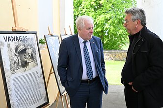 A. Ramanausko-Vanago premijos įteikimas A. Smilgevičiūtei ir R. Radzevičiui A. Ramanausko-Vanago premijos įteikimas A. Smilgevičiūtei ir R. Radzevičiui