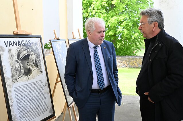 A. Ramanausko-Vanago premijos įteikimas A. Smilgevičiūtei ir R. Radzevičiui A. Ramanausko-Vanago premijos įteikimas A. Smilgevičiūtei ir R. Radzevičiui