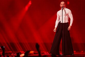 „Eurovizijos“ scenoje Bazelyje nuskambėjo „The Roop“ daina „On Fire“