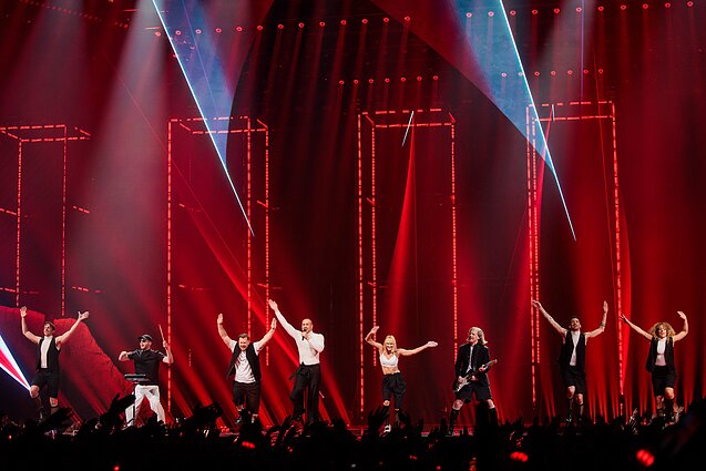 „Eurovizijos“ scenoje Bazelyje nuskambėjo „The Roop“ daina „On Fire“