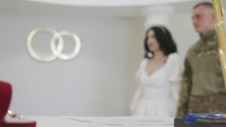 Vestuvės šalia fronto: Ukrainoje tęsiantis mūšiams, kariai siekia gyventi normalų gyvenimą