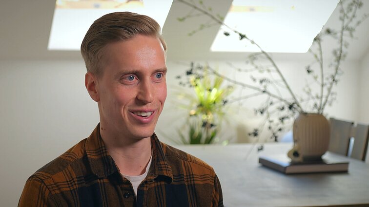 Karjeros laiptais JK sparčiai kilęs Karolis grįžo į Lietuvą: šeima tai priėmė skeptiškai