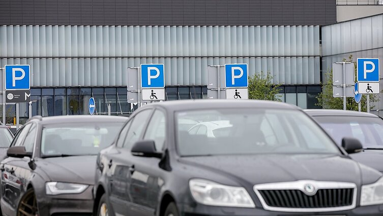 Įžūlumui ribų nėra: daugėja gyventojų, statančių automobilius negalią turinčiųjų vietose