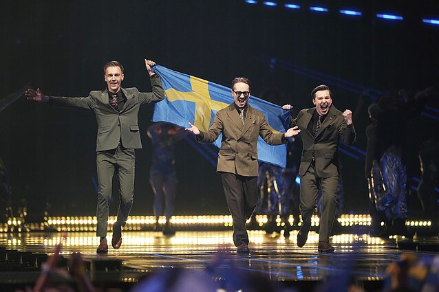 Į „Eurovizijos“ sceną žengė visi šių metų finalininkai, nešini savo šalių vėliavomis