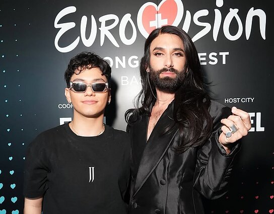 Conchita Wurst su 2025 metų „Eurovizijos“ nugalėtoju iš Austrijos Johannesu Pietschu, arba JJ