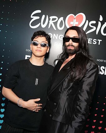 Conchita Wurst su 2025 metų „Eurovizijos“ nugalėtoju iš Austrijos Johannesu Pietschu, arba JJ