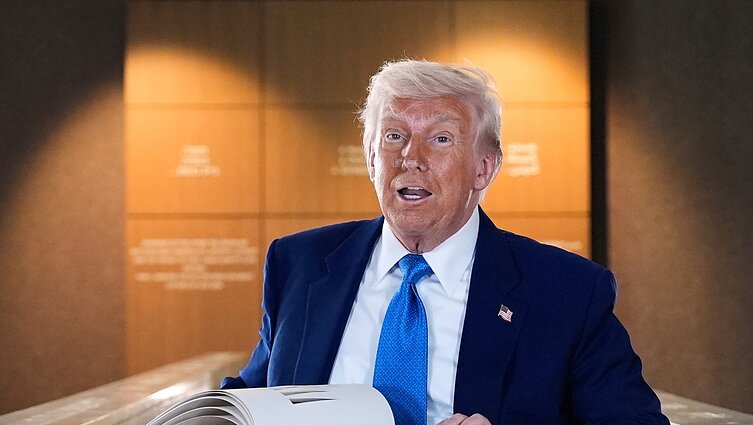 Trumpas šiandien žada telefonu kalbėtis su Putinu ir Zelenskiu