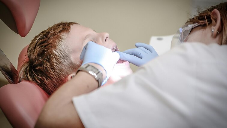 Pieninių dantų priežiūros svarbą pabrėžusi odontologė: tai lemia nuolatinių dantų gerovę