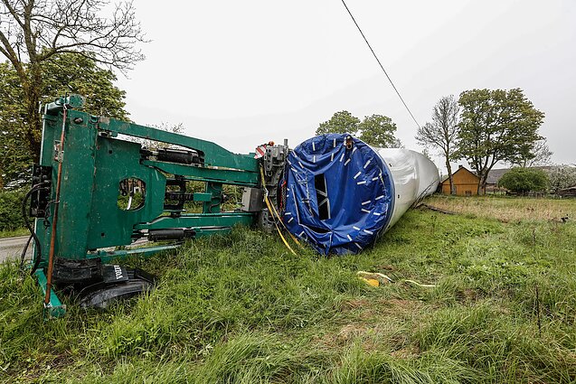 Vilkiko, vežusio vėjo jėgainės sparną, avarija Tvibiuose Vilkiko, vežusio vėjo jėgainės sparną, avarija Tvibiuose